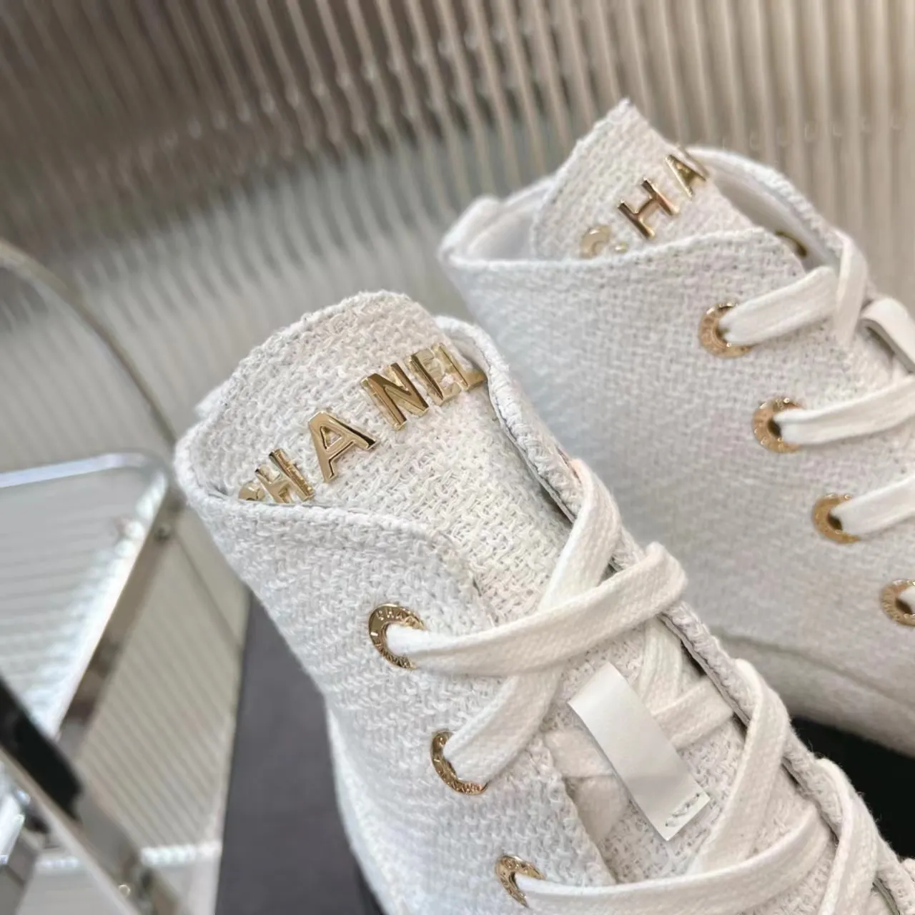 👟👟Ex-factory price 560👟👟 𝗖𝗛𝗔𝗡𝗘𝗟𝟐𝟑B Chanel𝐅𝐖A must-have for autumn and winter, diamond motorcycle boots, Martin boots, Xiaoxiangjia's super classic motorcycle boots, sweet and cool shape, can easily increase the height of the upper foot and lengthen the leg shape. Matching letters 𝐥𝐨𝐠𝐨 are fashionable and fashionable. A one-to-one replica of the original. 👟Fabric: Original custom fabric ▪️Heel height: 𝟒𝐜𝐦 ▪️Inner: Sheepskin ▫️𝐒𝐢𝐳𝐞:𝟑𝟓-𝟒𝟏𝐌(𝟒𝟎, 𝟒𝟏 customization is not returnable) ▪️Sole: original 1:1 mold 𝐓𝐏𝐔 outsole (not a cheap rubber sole on the market) ▫️Color: black blue White (three colors included) ▪️Combined with original full set of packaging📦